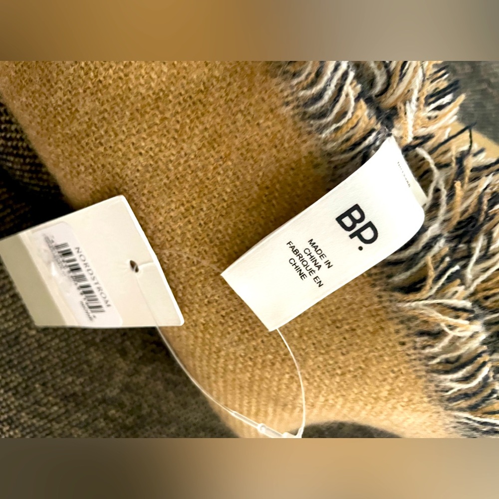 NWT Designer Shawl - Picture 5 of 8